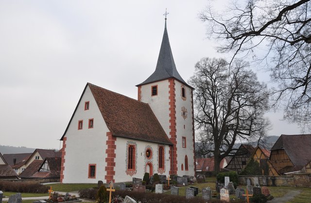 Von der Friedhofsseite hat man den besten Gesamteindruck vom Kirchengebäude. Foto: ch