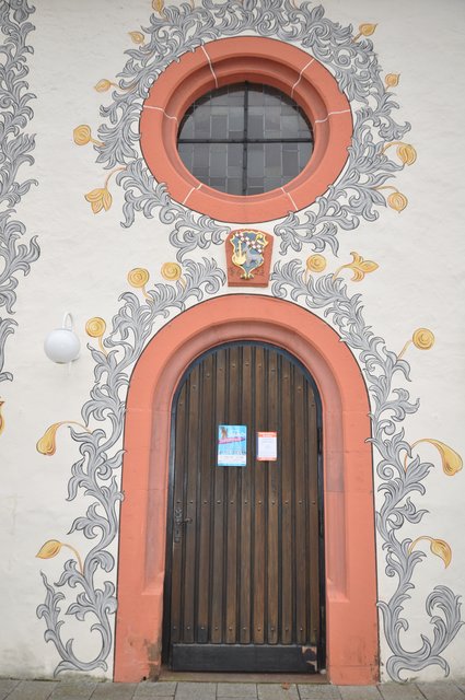 Rund um Fenster und Portale ist die Pfarrkirche mit barocken Blumenornamenten bemalt. Foto: ch