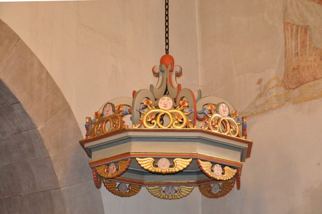 Der im Stil des ländlichen Barock bemalte prächtige Kanzelbaldachin in der Diefenbacher Pfarrkirche ist ein besonderes Schmuckstück. Gefertigt hat den Baldachin wie die Kanzel der Zaisersweiherer Schreinermeister Friedrich Härlin im Jahr 1771, restauriert wurden beide 1968. Foto: ch