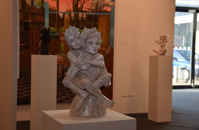 Bezaubernde Umarmung: Keramikfiguren von Wanda Stang. Foto: ch