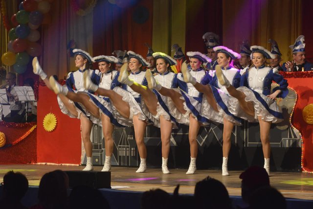 Hoppla und Wow: Das Gardeballett zeigte wie immer Bein.