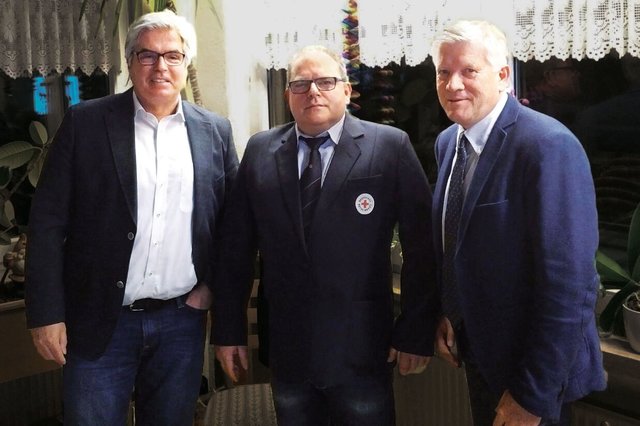 Bürgermeister Markus Rupp (links) und DRK-Kreisgeschäftsführer Jörg Biermann (rechts) gratulieren dem Gondelsheimer DRK-Vorsitzenden Claus Steinbach zur einstimmigen Wiederwahl. | Foto: DRK Gondelsheim