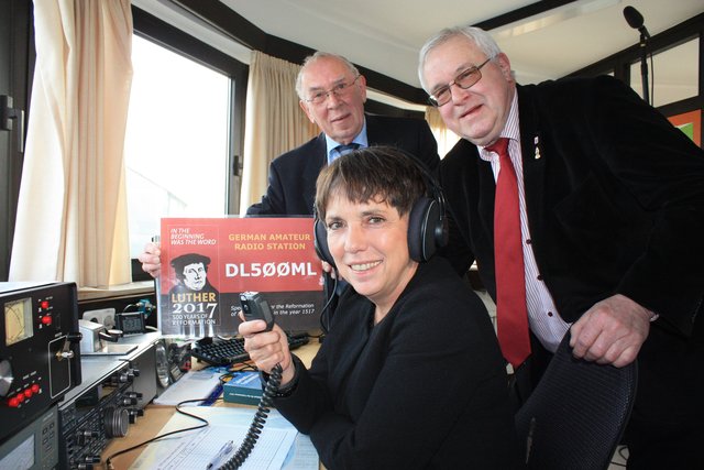 Margot Käßmann an der Funkstation des DARC | Foto: : Deutscher Amateur-Radio-Club (DARC) e.V. - www.darc.de