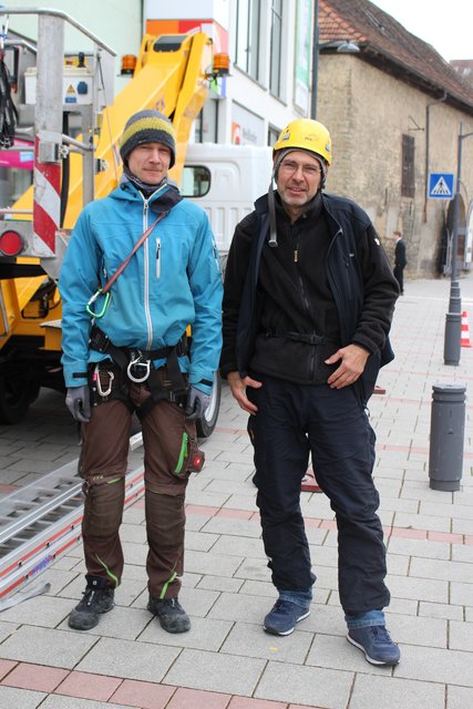 Industriekletterer Chris Zakher (rechts) ist für die Montage der Installationen verantwortlich.