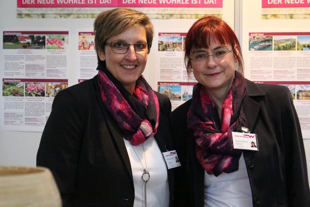 "Die Messe ist ein Ort der Begegnungen, bei dem wir auch mit unseren Stammgästen ins Gespräch kommen", Manuela Wagner (rechts) und Simone Ullmann von Reise mit Wöhrle.