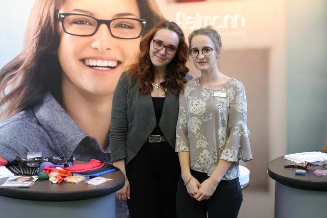 "Viele Besucher fragen, ob sie ein Brillenputzuch haben können", erklären Antonia Fürst (rechts) und Kimberly Murphy von Fielmann lachend. "Die jüngeren Gäste wollen aber auch wissen, welchen Abschluss man mitbringen muss, um bei Fielmann tätig zu werden."