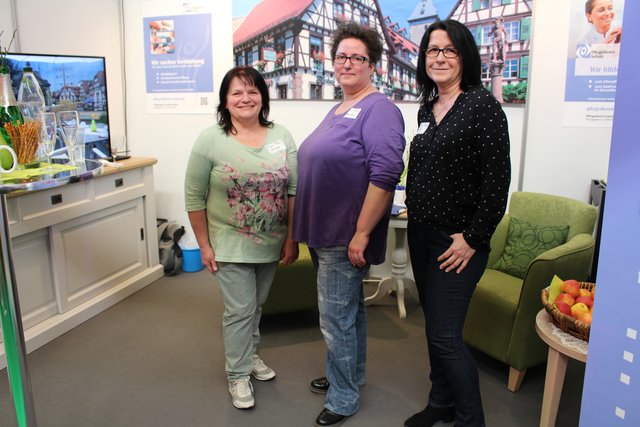 "Viele ältere Messegäste sind bei uns, um sich über den Hausnotruf zu informieren. Ansonsten ist die Tagespflege sehr gefragt", so die Damen vom Pflegedienst Schulz.