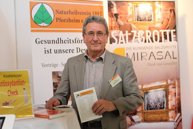 "Wir versuchen uns im Vorfeld auf die Fragen der Besucher vorzubereiten", so Otto Zimmermann vom Naturheilverein Pforzheim. "Es ist aber immer wieder überraschend, auf welches Publikum man dann letztendlich trifft. Heute ist es die Salzgrotte, die besonders gefragt und zum Blickfang geworden ist."