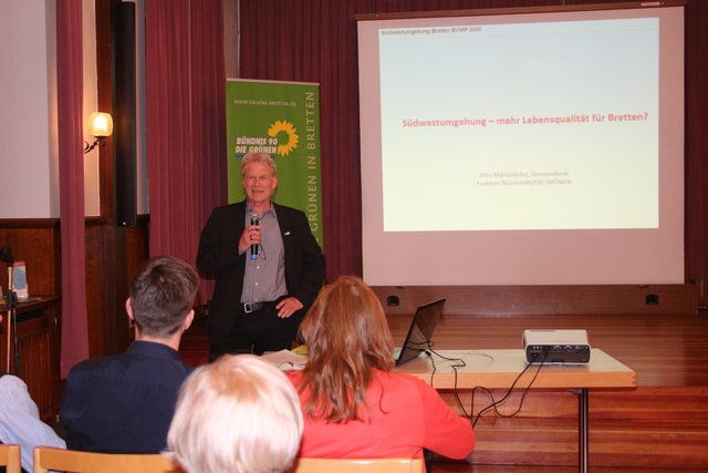 Ortsvorstand Thomas Holland-Cunz begrüßt die anwesenden Gäste.