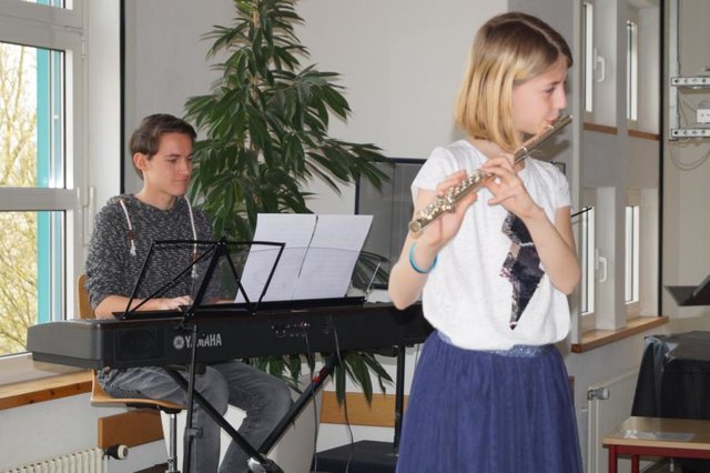 Paula Meister (5b, Querflöte) und Luca Müller (10b, Klavier) spielten von Ferenc Farkas das schwungvolle Stück "Allegro moderato"