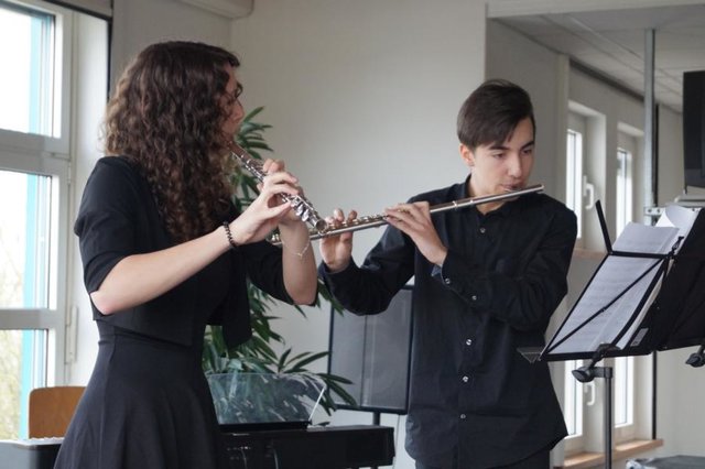 Joana Stipp (10d) und Finn Beißmann (10e) beeindruckten das Publikum mit ihrer Sonate in A-Dur von Georg Friedrich Händel