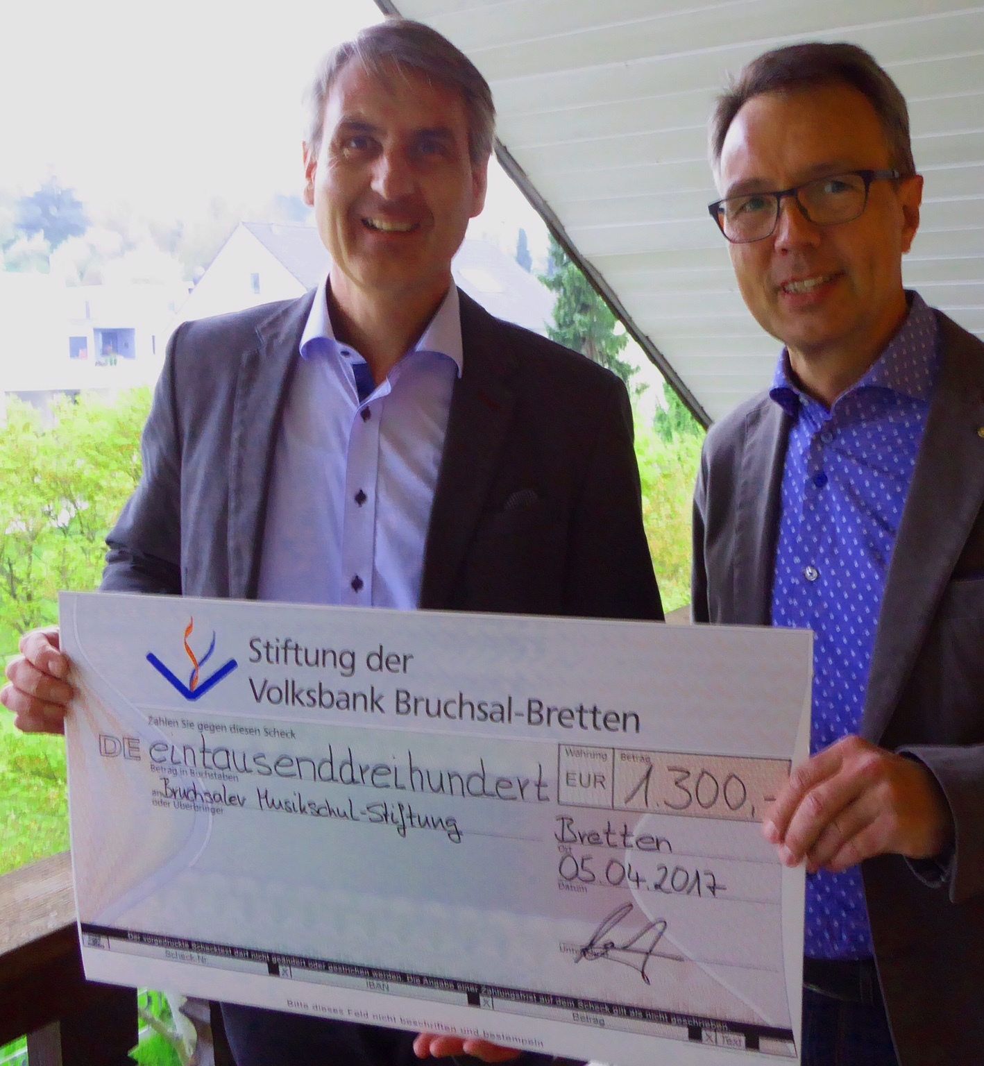 Vorstand Roland Schäfer (links) übergab eine Spende der Volksbank für die Bruchsaler Musikschul-Stiftung an Matthias Redecker.