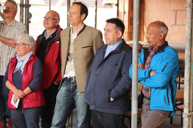 Bauherr, Seelsorgeleiter Pfarrer Harald-Mathias Maiba (2.v.r)