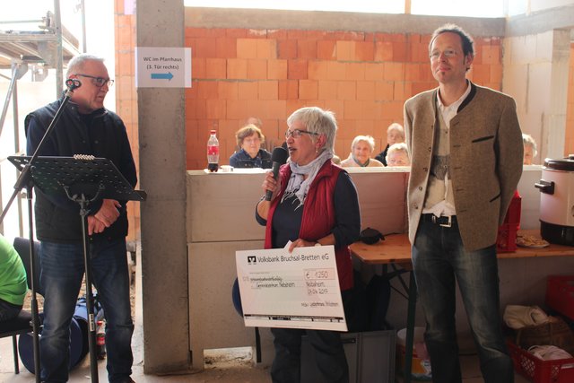 Die Pfarrgemeinderatsvorsitzende der Seelsorgeeinheit Bretten-Land, Beate Bachmann, bedankt sich für die großzügige Spende