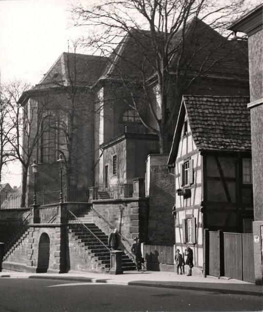 Grau in Grau: Die Treppe zur Stiftskirche an der Pforzheimer Straße im Jahr 1956. | Foto: Stadtarchiv Bretten