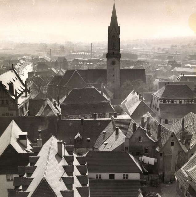 Blick vom Pfeiferturm: Die Stiftskirche im Gegenlicht auf einer Schwarz-Weiß-Aufnahme aus dem Jahr 1956. | Foto: Stadtarchiv Bretten