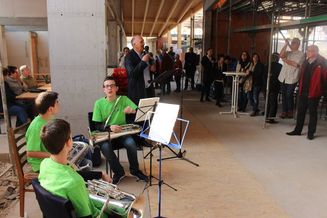 Architekt Veit Ruser erläuterte die bisherigen Baumaßnahmen und die geplanten Nutzungsmöglichkeiten des Gebäudes.
