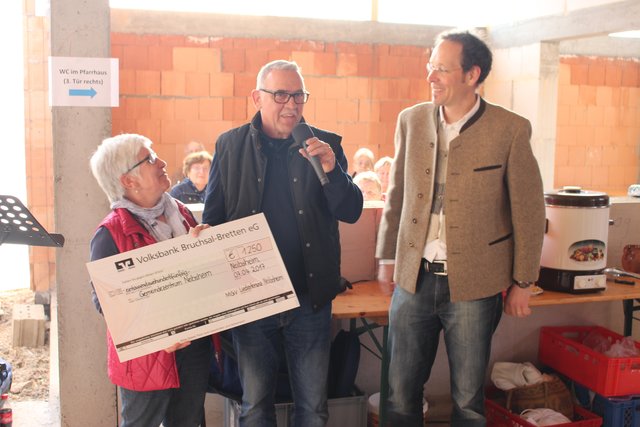 MGV-Vorstand Erich Strobel übergibt Spendenscheck