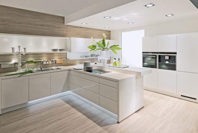 Um zusätzlichen Platz zu schaffen und die Ergonomie zu verbessern, können örtliche Tischlerbetriebe Umbauten empfehlen und realisieren. Foto: djd/TopaTeam Nolte