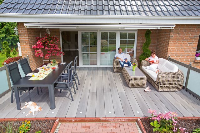 Mit der individuellen Farbgebung des Holzbelags unterstreicht die Terrasse den persönlichen Wohnstil. Im Bild: Signum Barfußdiele, Tonka. Foto: djd/www.megawood.com
