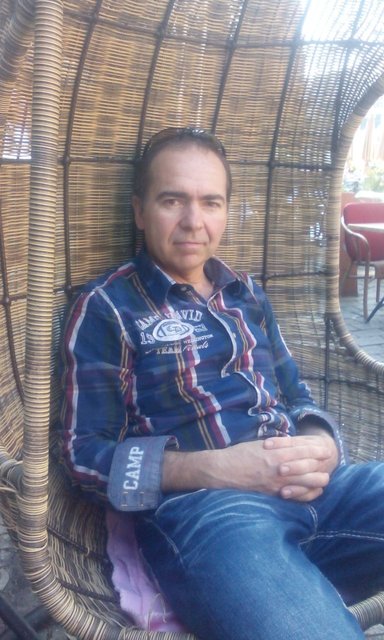 Maik erholt sich im Schaukelstuhl