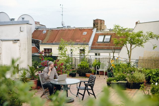 Auch durch eine weitere Option zeichnen sich Flachdächer aus: Sie werden immer mehr als Gründach oder als Terrasse genutzt. Foto: djd/FPX Fachvereinigung/Getty