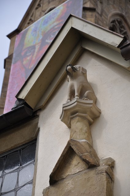 Das Brettener Hundle an der rückwärtigen Fassade der Stiftskirche. Foto: ch