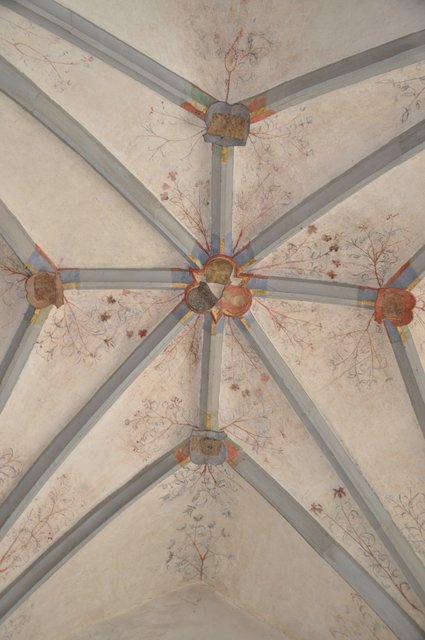Das Deckengewölbe in der Seitenkapelle ist mit Blumen- und Pflanzenmotiven bemalt. Foto: ch