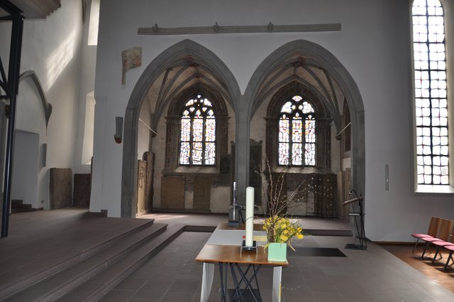 Blick in die Seitenkapelle mit steinernen Grabplatten, sogenannten Epitaphen. Foto: ch