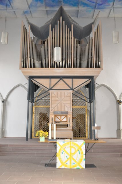 Altarraum mit Orgel in der Stiftskirche in Bretten. Foto: ch