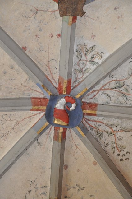 Schlussstein mit Wappen im Kreuzgewölbe der Seitenkapelle. Foto: ch