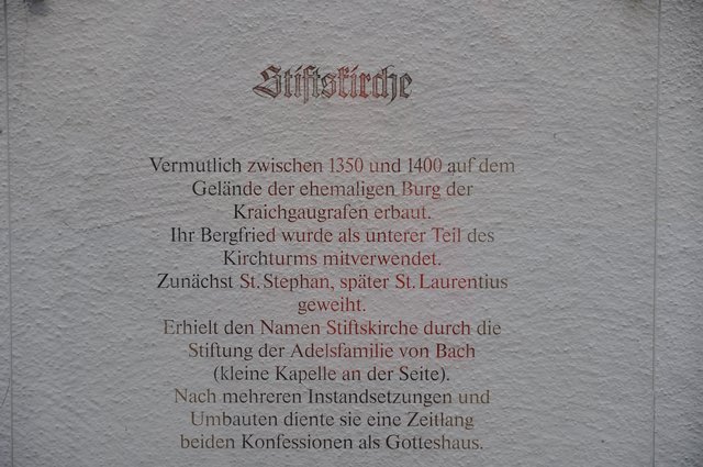 Plakette an der Nordseite der Kirchenfassade. Foto: ch