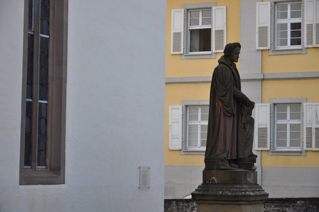 Melanchthon-Statue am Kirchplatz vor der Stiftskirche in Bretten. Foto: ch