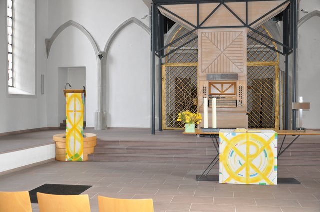 Altarraum mit Redepult. Foto: ch
