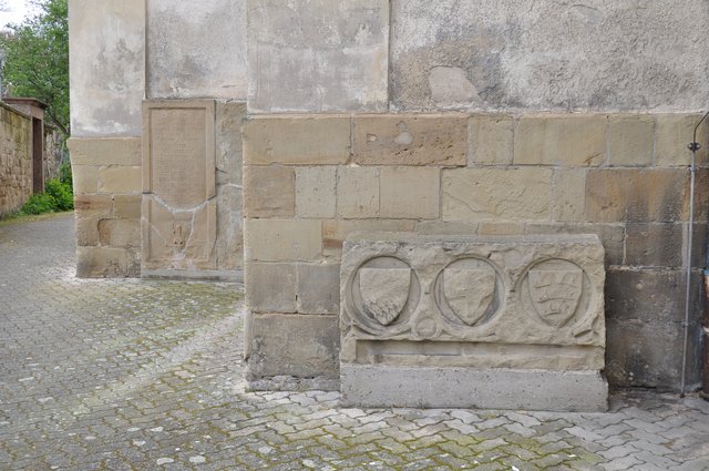 Wappen und Epitaphien an der Südseite der Stiftskirche. Foto: ch