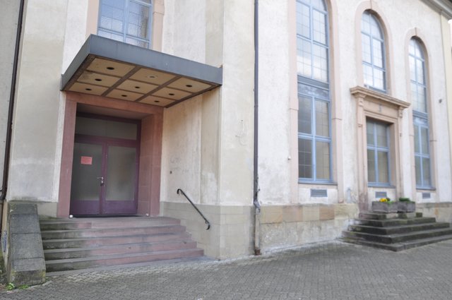 Eingang zum Gemeindezentrum. Foto: ch
