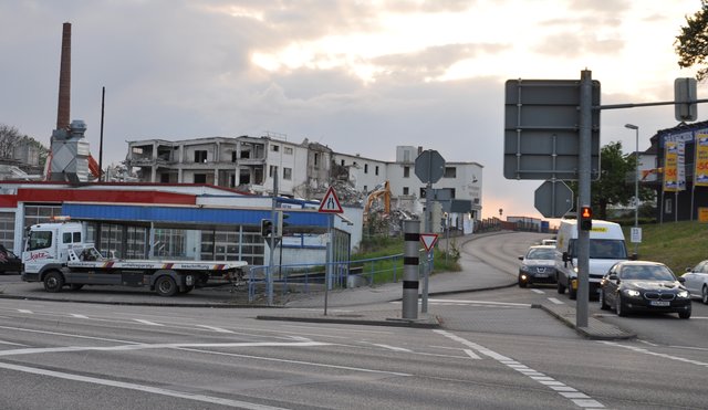 Blick vom Alexanderplatz am 19. April 2016: Die vordere Fassade des alten Steinzeugwerks ist bereits gefallen. Foto: ch