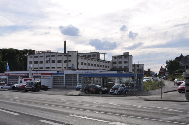 Blick zurück: Wie auf dieser Aufnahme aus dem Jahr 2016 prägte das alte Steinzeugwerk jahrzehntelang die Silhouette am Brettener Alexanderplatz. Foto: ch