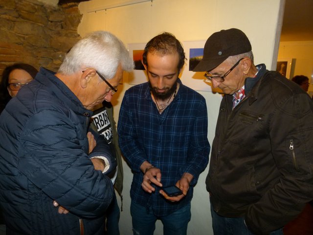 Zeichnungen auf dem Smartphone - Karam Abdullah (Mitte) zeigt wie's geht.