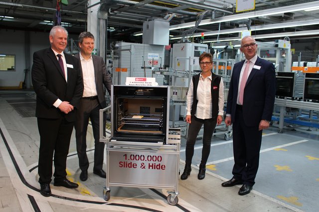 Thomas Baumeister, Thomas Modestou, Betriebsratsvorsitzende Ingeborg Otremba und Klaus Karl.