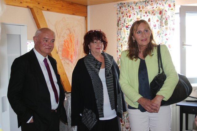 (von links) Joachim Kößler (MdL), Staatssekretärin Bärbl Mielich und Andrea Schwarz (MdL) besichtigen die Zimmer