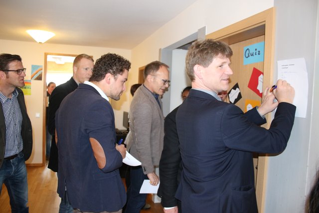 Die Gäste versuchen, das Quiz zu lösen