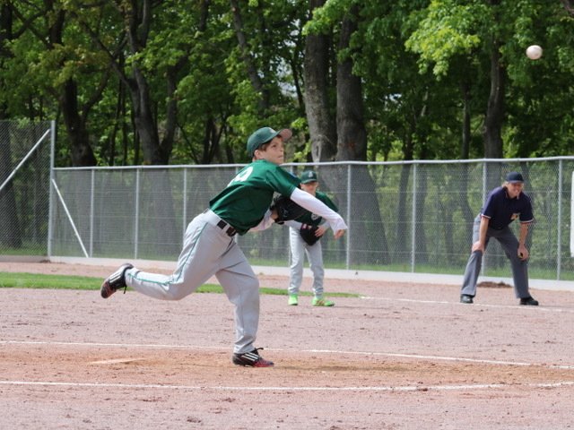 Michael Duttenhofer zeigte am Wurfmal einen guten Start, sein Bruder Janik unterstützt ihn dabei defensiv.