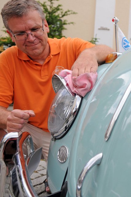 Kondenswasser entfernen, Scharniere einfetten und das Polieren des Scheinwerfers gehören zum Frühjahrsputz dieses VW-Käfers. Foto: djd/TÜV SÜD