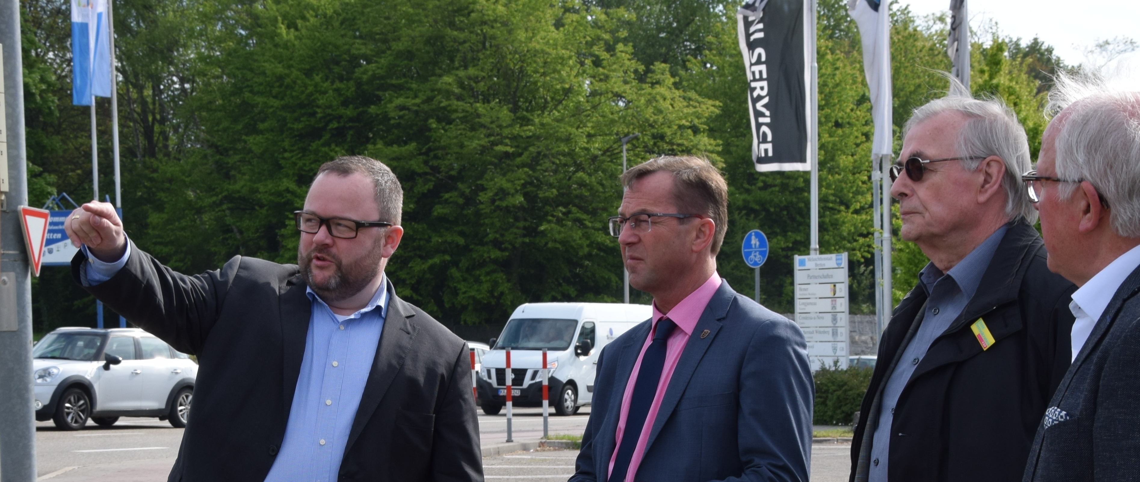 Beim Aktionstag „Infrastruktur“ der Freien Demokraten besuchten FDP-Landtagsabgeordneter Jürgen Keck (Konstanz) und FDP-Bundestagskandidat Dr. Christian Jung (Karlsruhe-Land) Graben-Neudorf, Bruchsal, Bretten, Jöhlingen (Walzbachtal), Berghausen (Pfinztal) und Mutschelbach (Karlsbad), um sich über unzureichenden Bahn- und Autobahnlärmschutz und die im Bundesverkehrswegeplan 2030 angedachten und von der FDP geforderten Umgehungsstraßen zu informieren. (Fotos: CB)