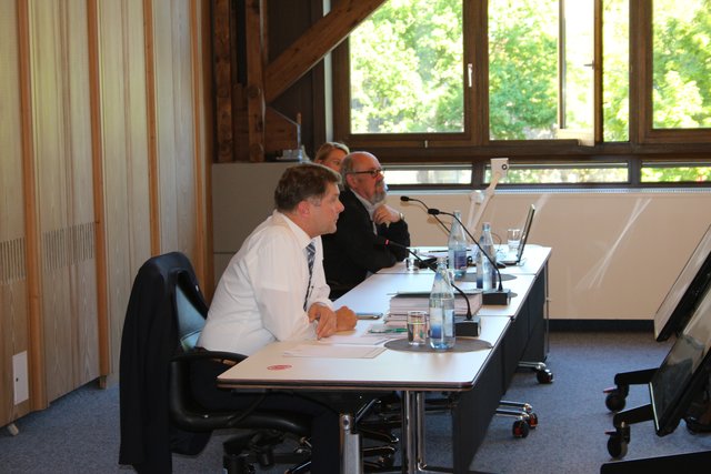 Oberbürgermeister Martin Wolff (vorne) und Professor Gerd Baldauf stellten die Konzepte im Ratssaal vor.