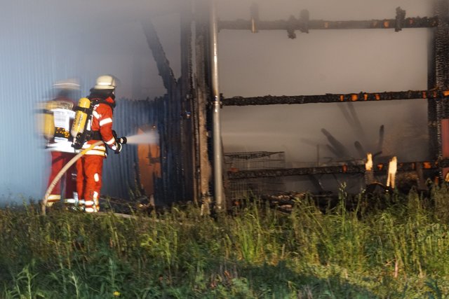 Eine Scheune zwischen Knittlingen und Freudenstein ist vollkommen ausgebrannt.