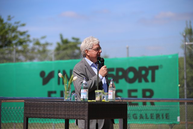 Ehrengast: Der Bezirksvorsitzende Mittelbaden des Badischen Tennisverbands, Jürgen Hurst, überbrachte zur Eröffnung ein Grußwort. | Foto: U. Laux