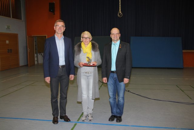 Goldene Verdienstplakette des Badischen Turnerbundes: (von links) Ulrich Lindenfelser (TVO-Vors.), Anja Harböck, Alfons Ruppel (Kraichturngau). | Foto: kk