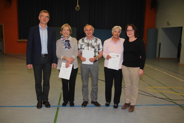 Vereinsehrenmitglieder: (von links) Ulrich Lindenfelser (TVO-Vors.), Angelika Dörfler, Johann Becker, Hildegard Stojanik, Meta Buterre (TVO-Schriftführerin). | Foto: kk